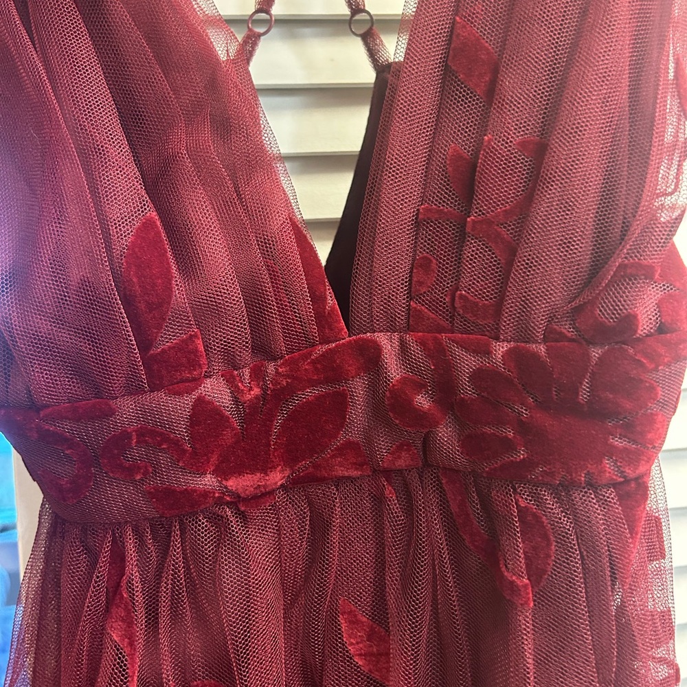 Pretty floral lace never worn long dress